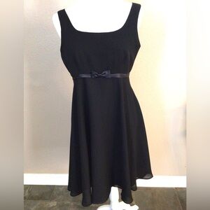 Chic Black Sleeveless Dress with Bow Detail